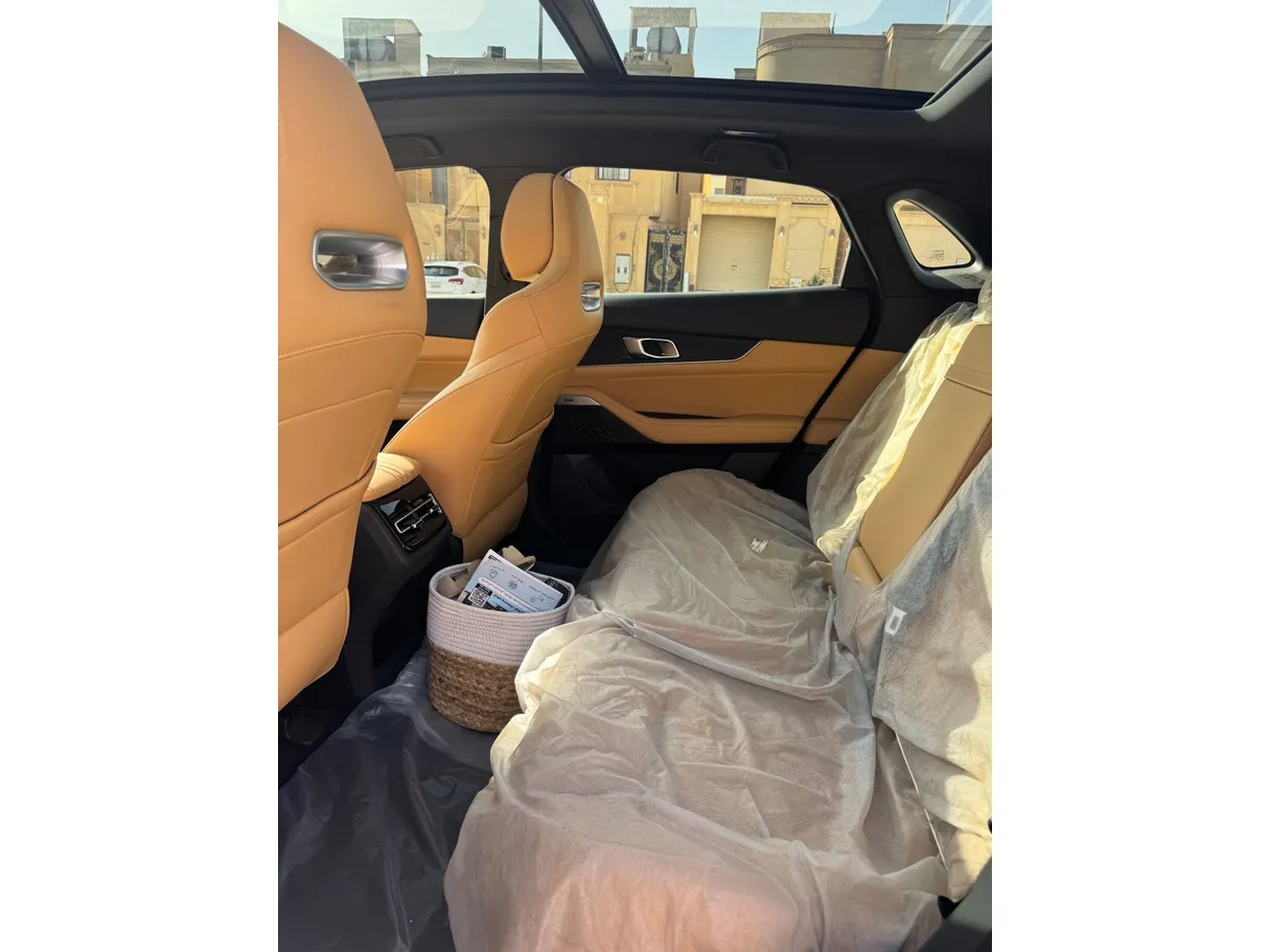 Car image 13
