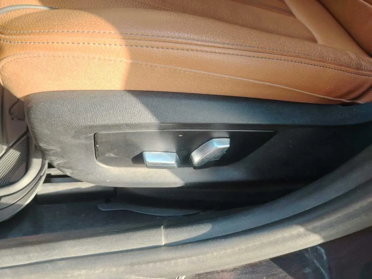 Car image 38