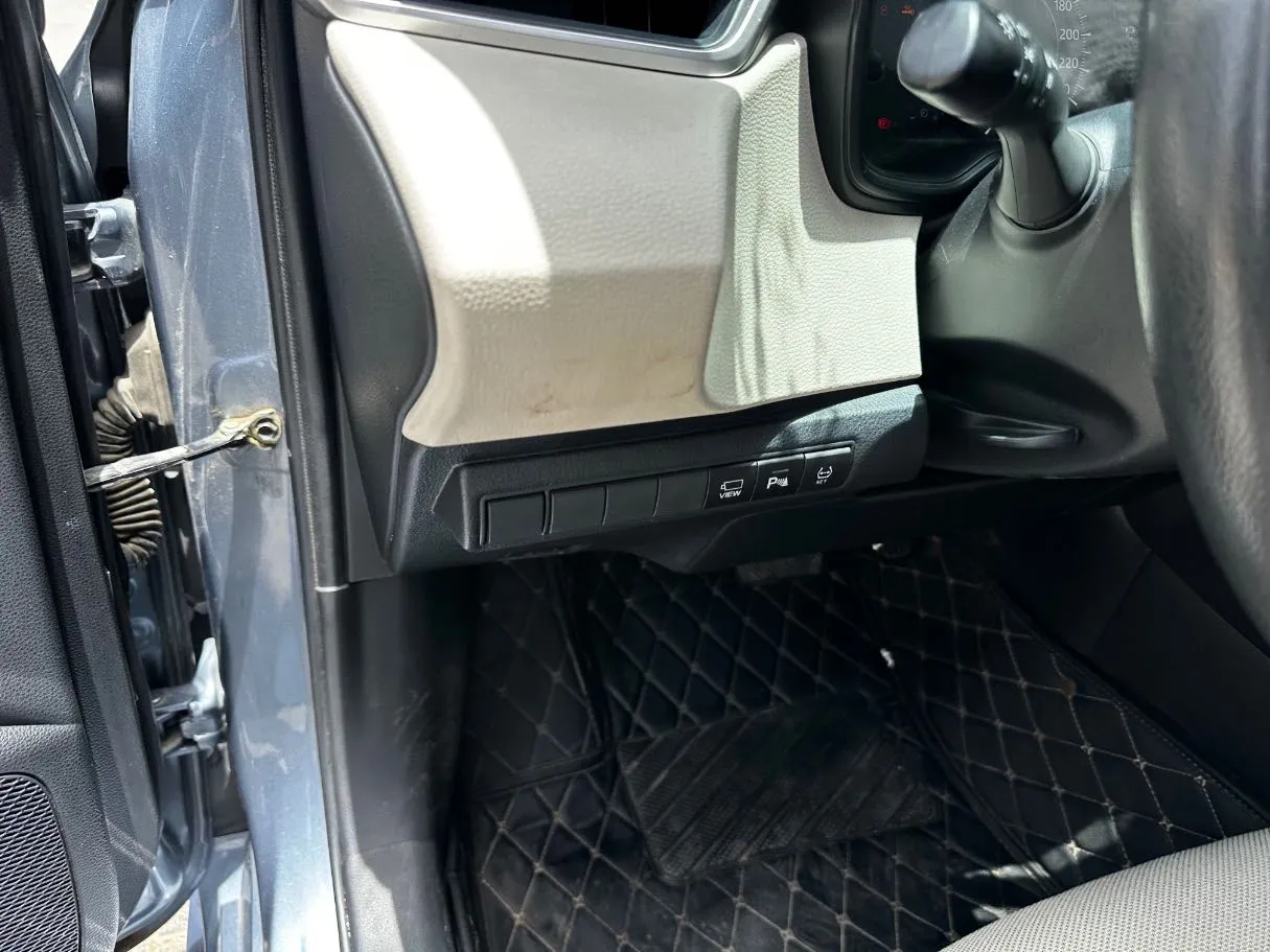 Car image 25