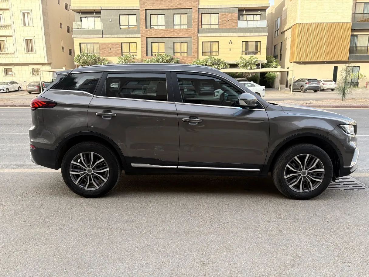 Car image 4