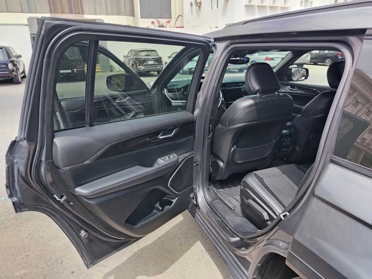 Car image 14