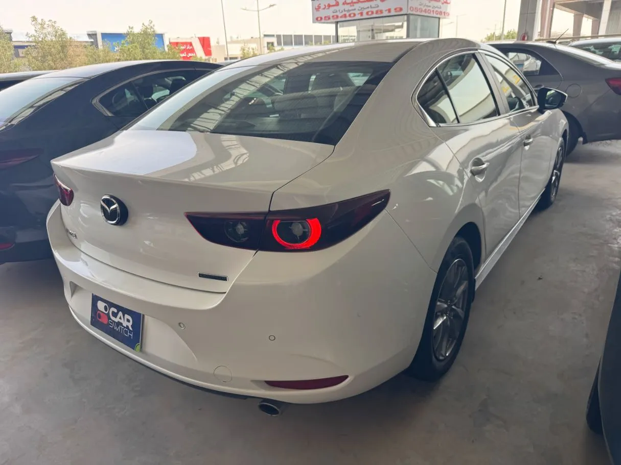 Car image 4