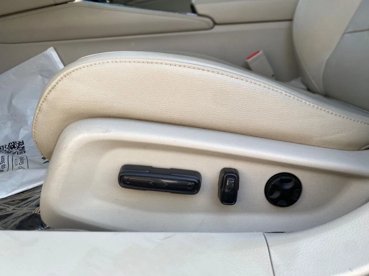 Car image 25