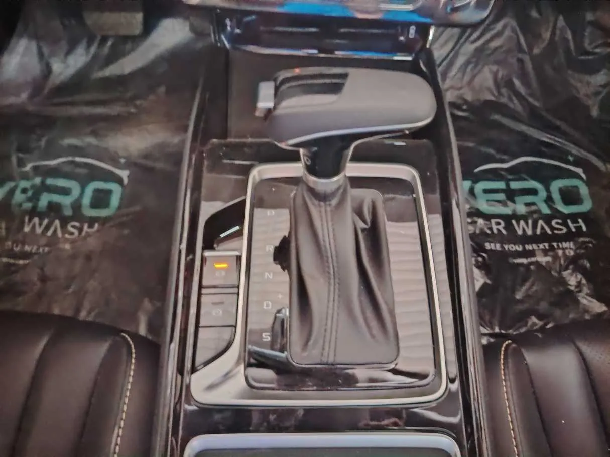 Car image 25