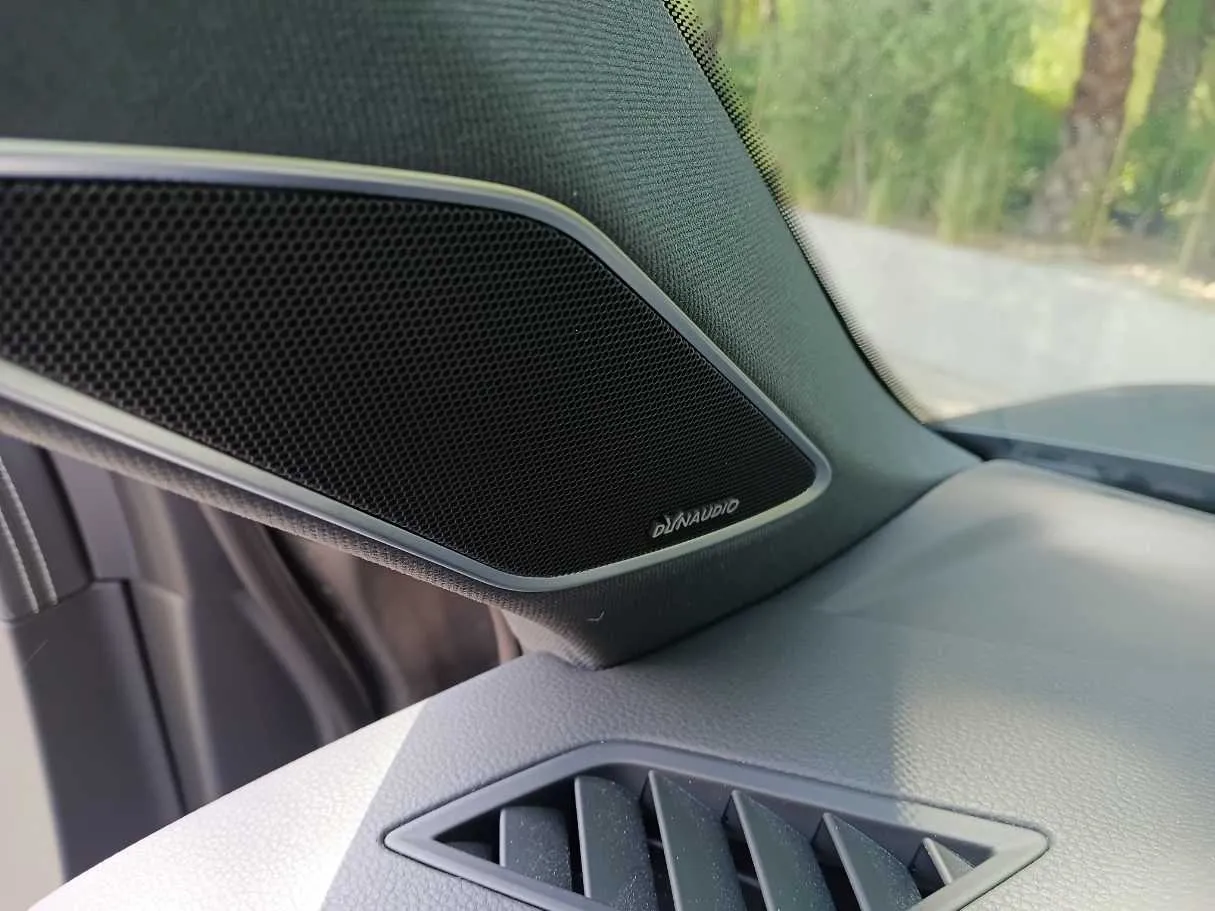 Car image 26