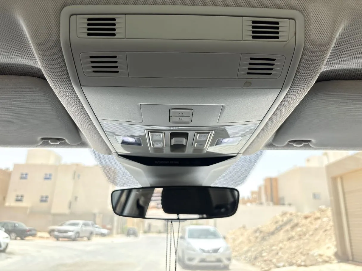 Car image 24