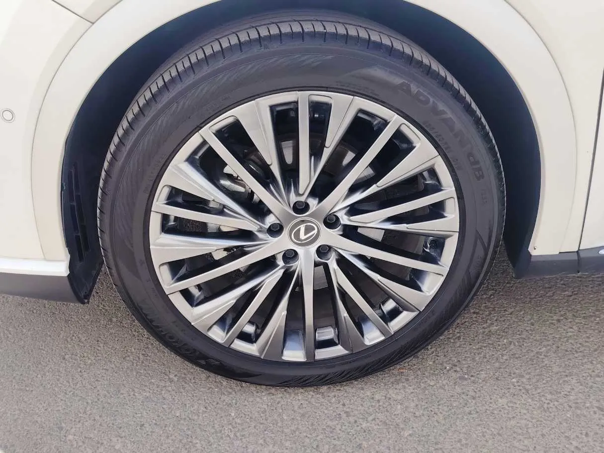 Car image 10