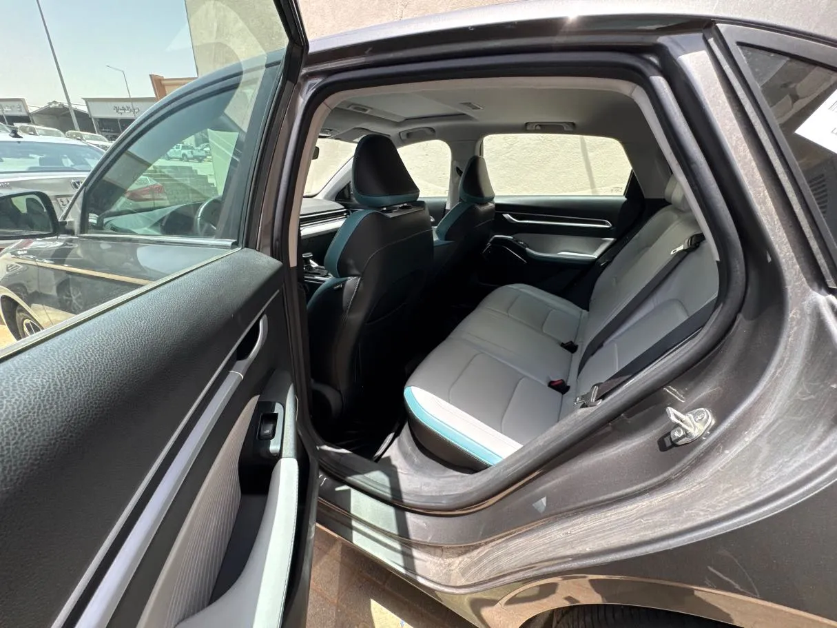 Car image 13