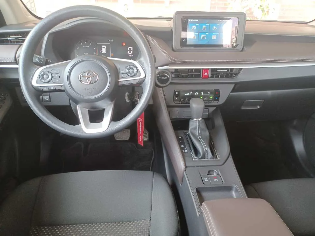Car image 16