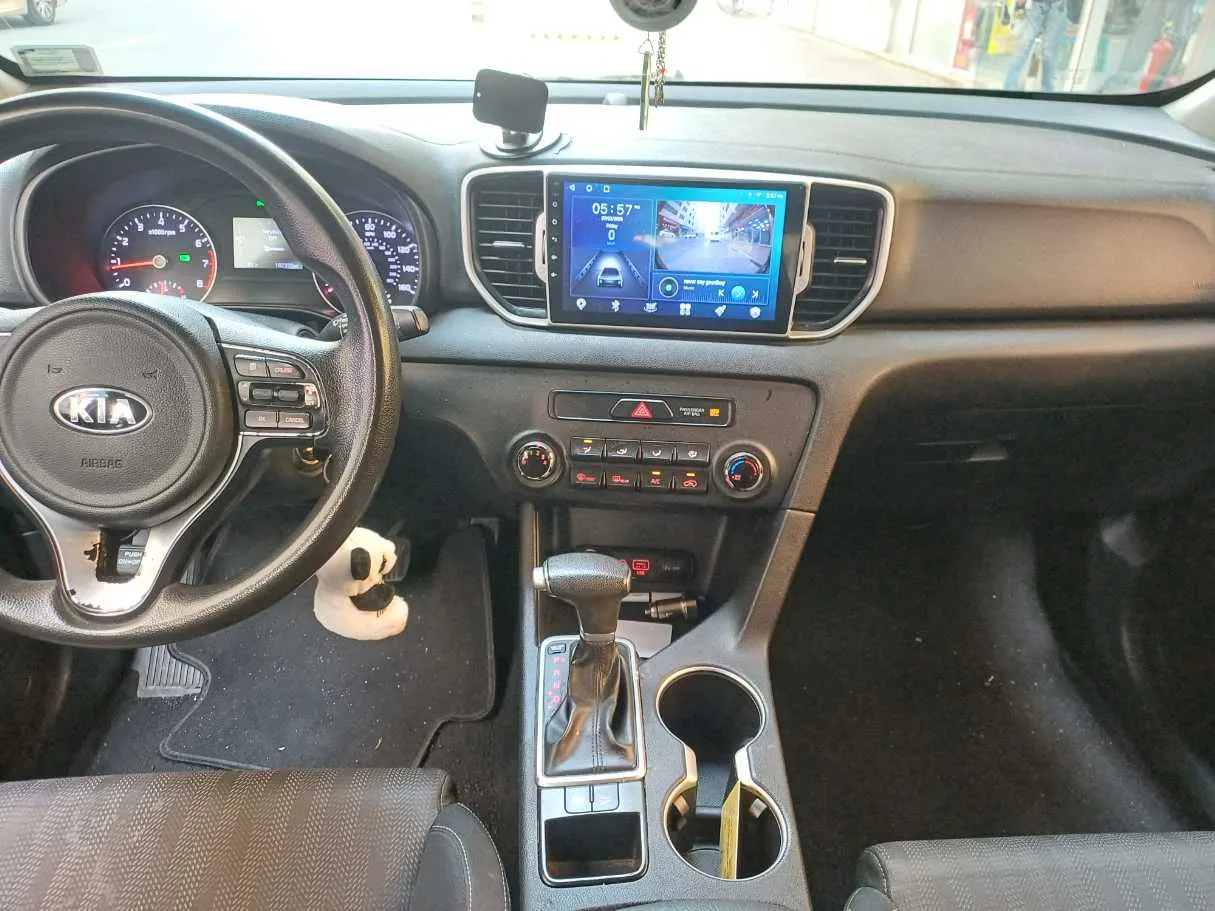 Car image 18