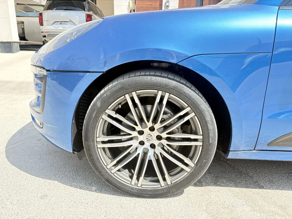 Car image 9