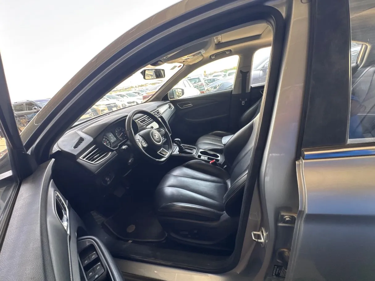 Car image 10