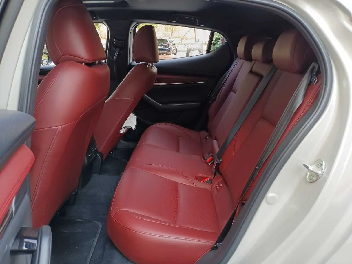 Car image 13