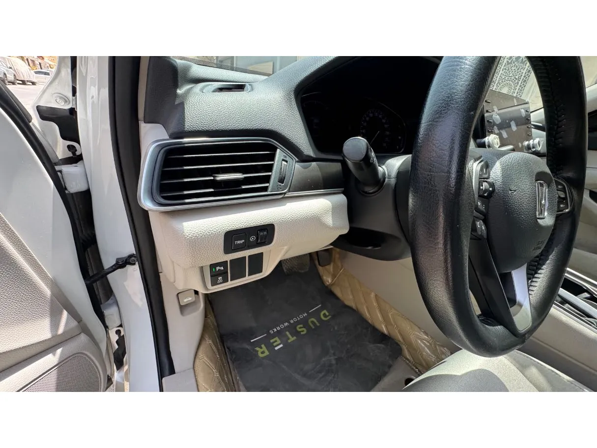 Car image 24