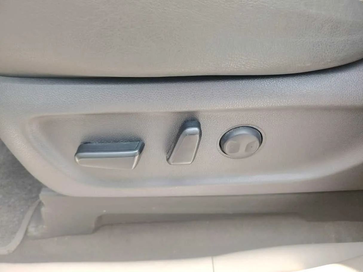 Car image 40