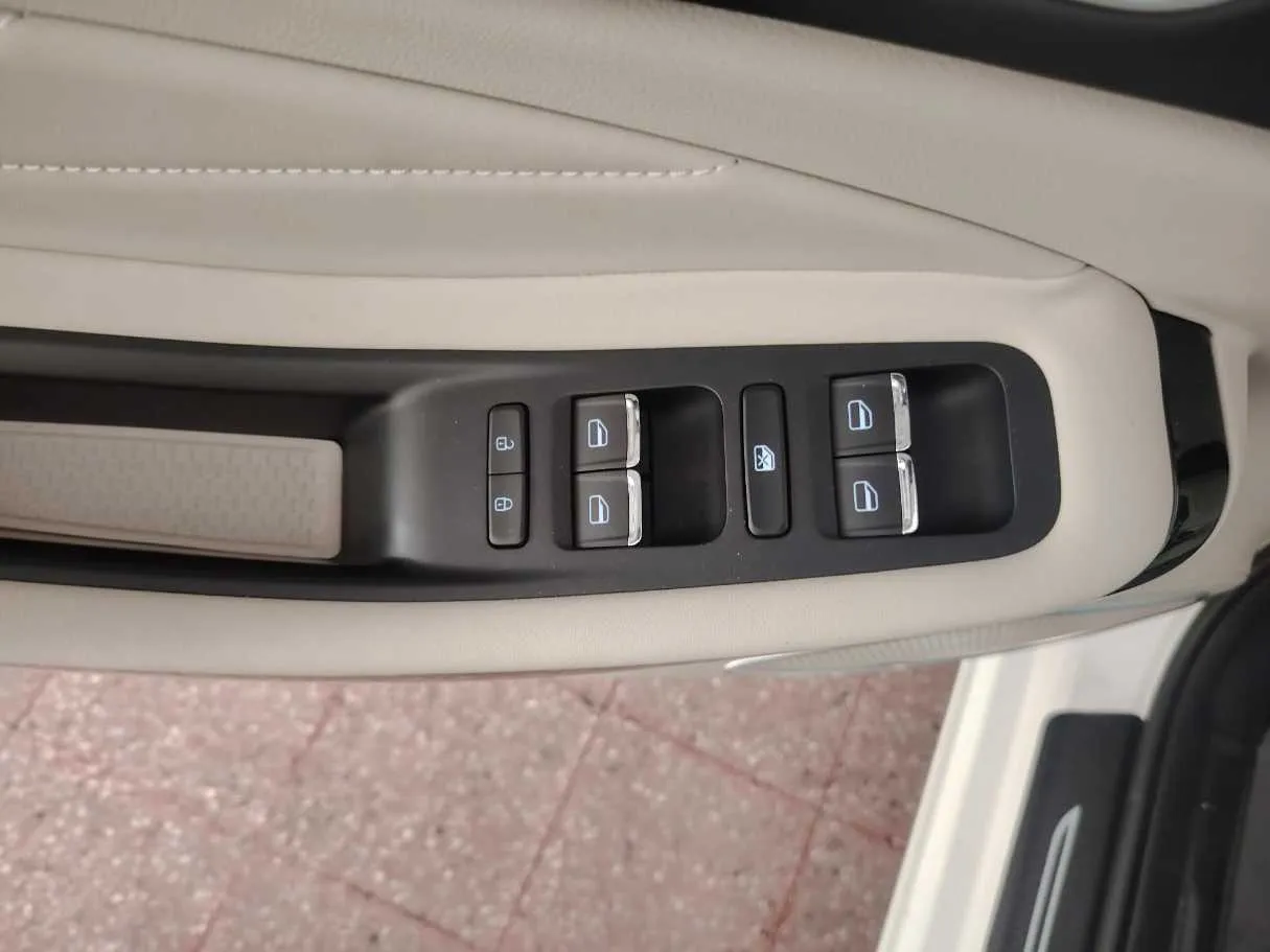 Car image 38