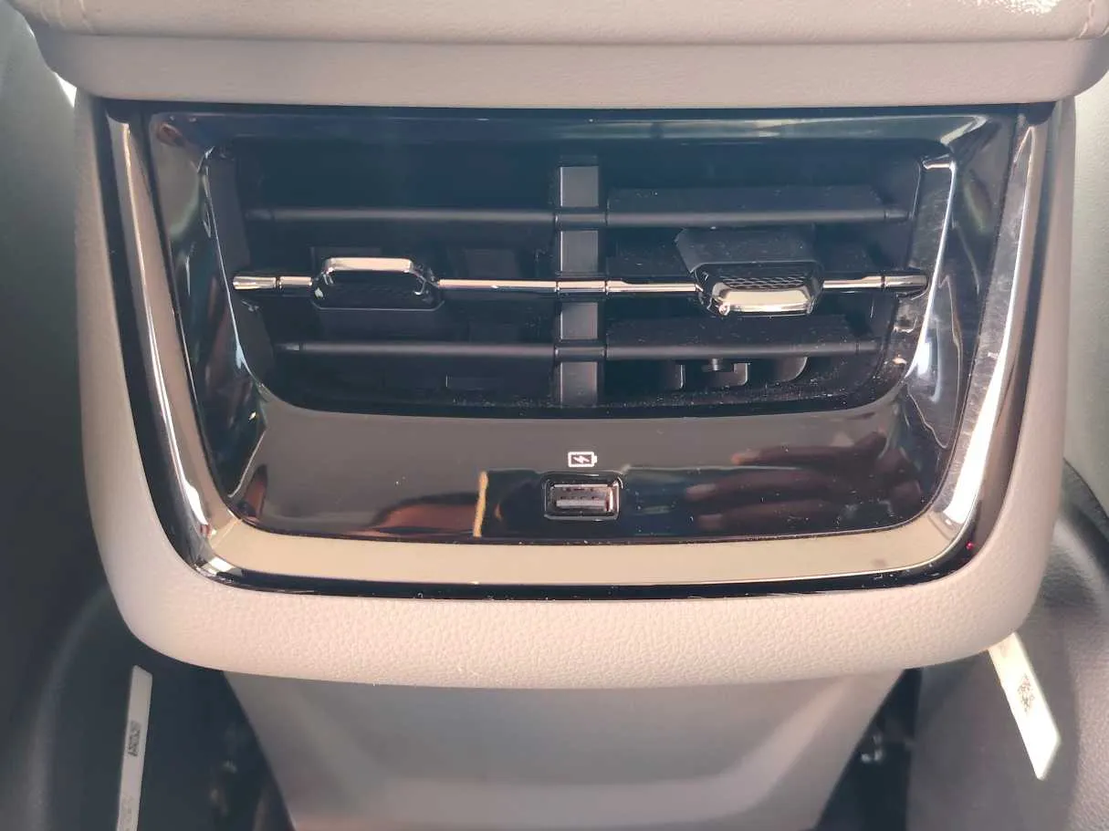 Car image 32