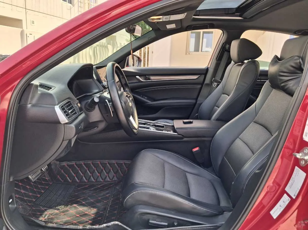 Car image 12