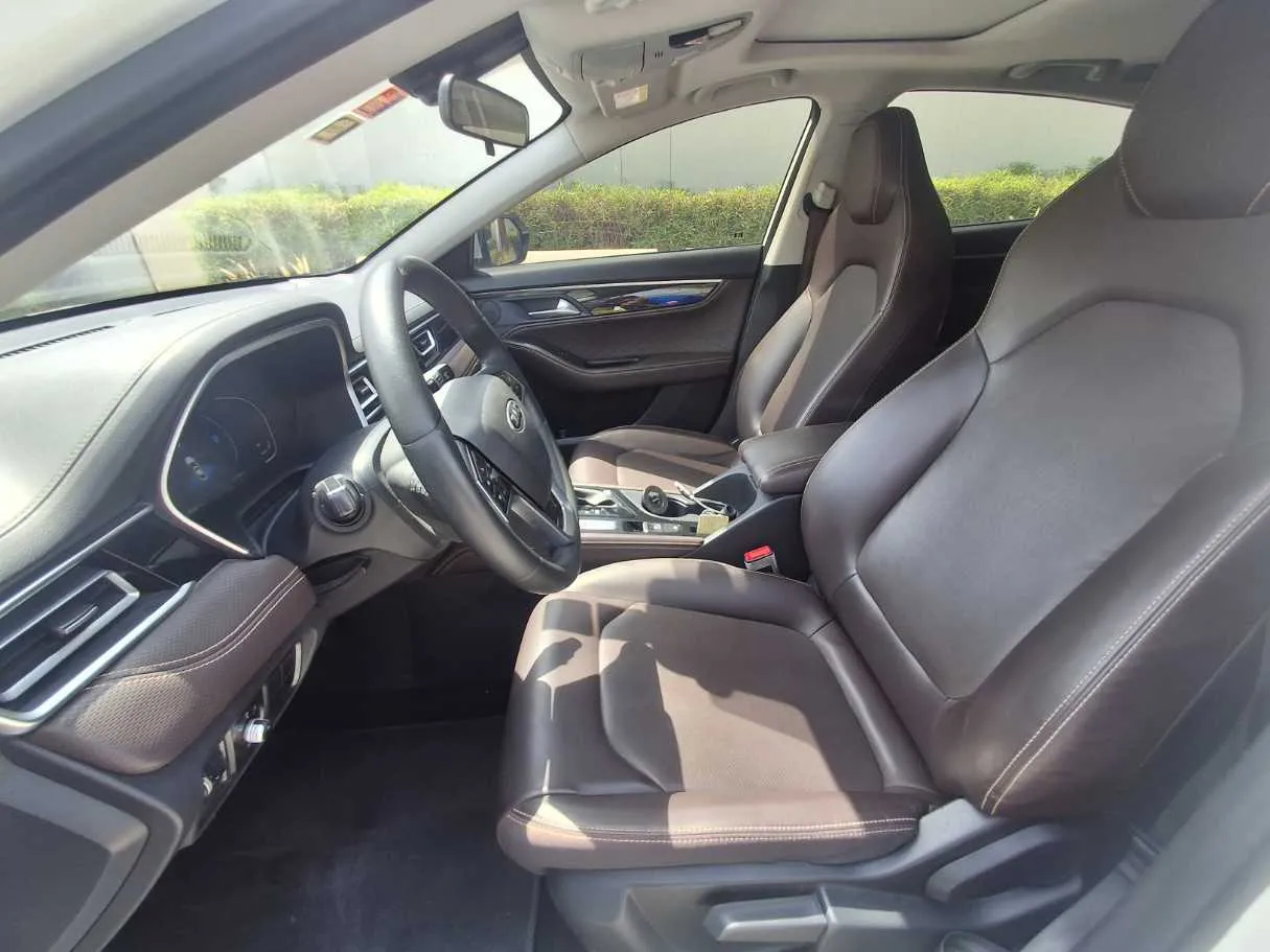 Car image 12