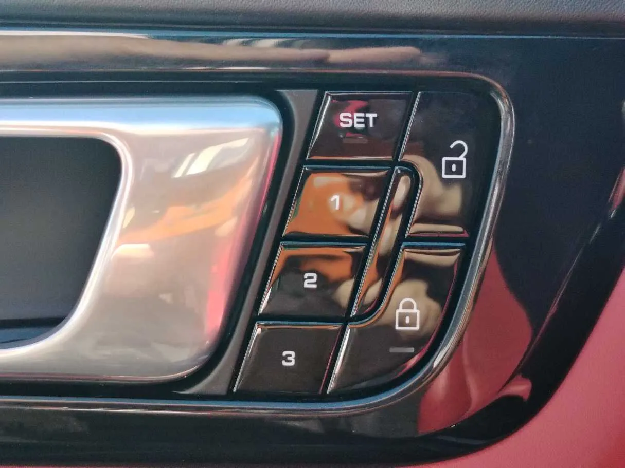 Car image 30