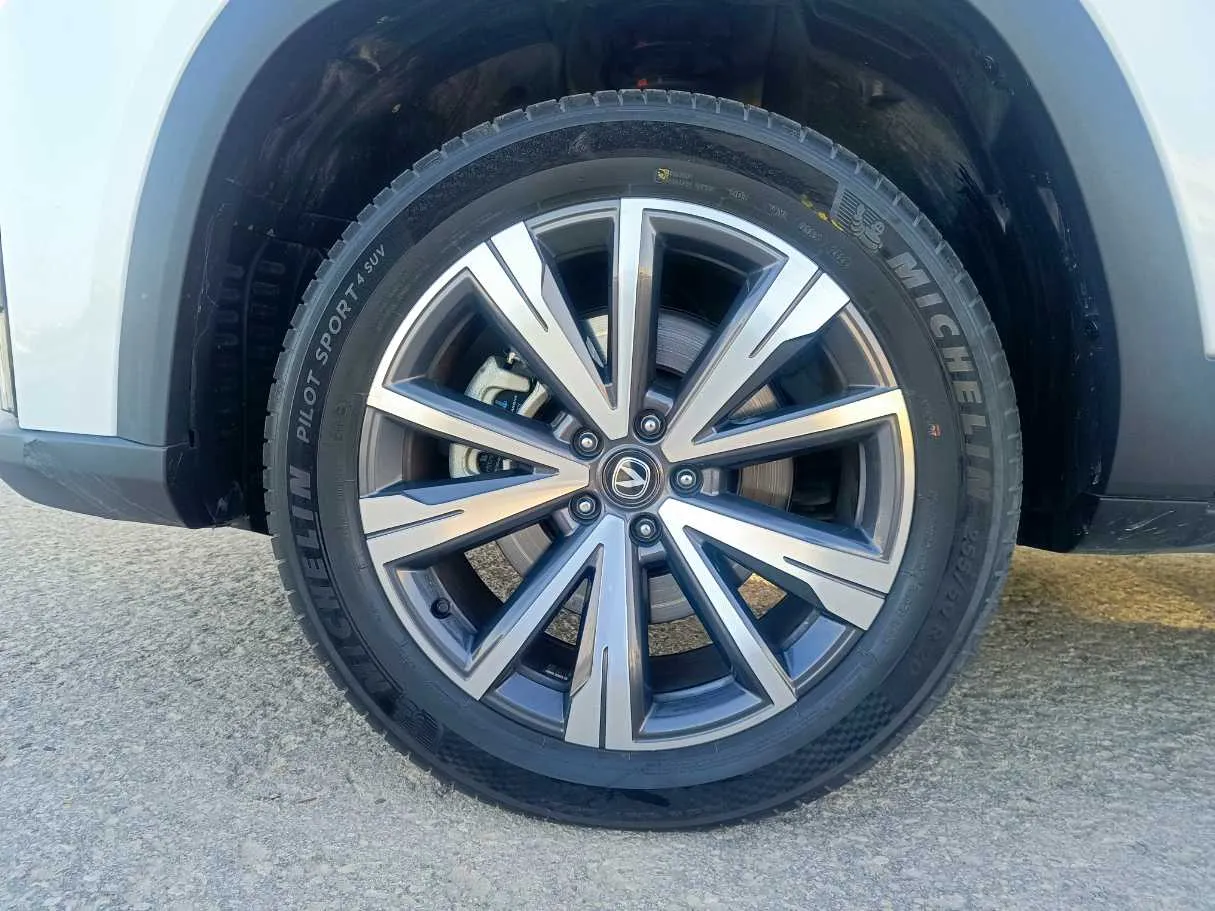 Car image 10