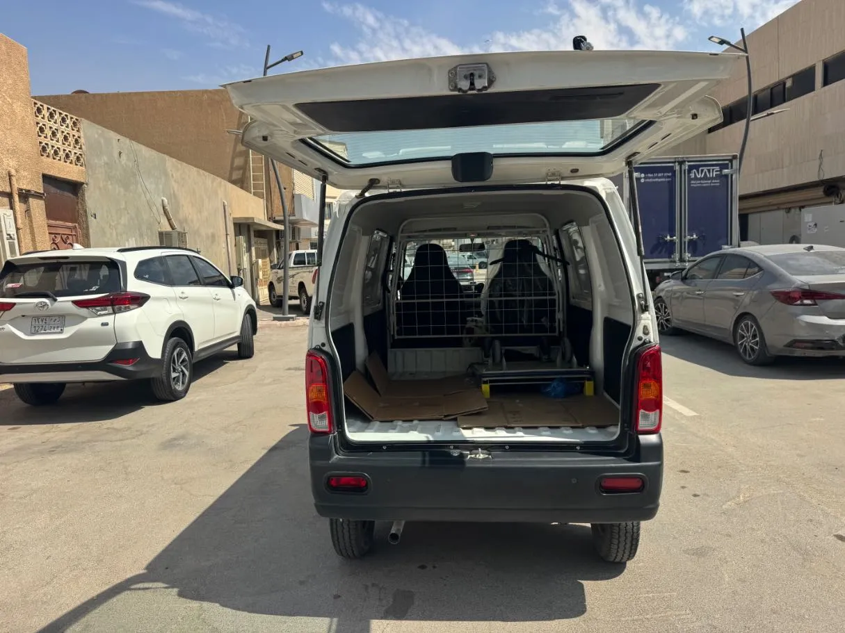 Car image 18