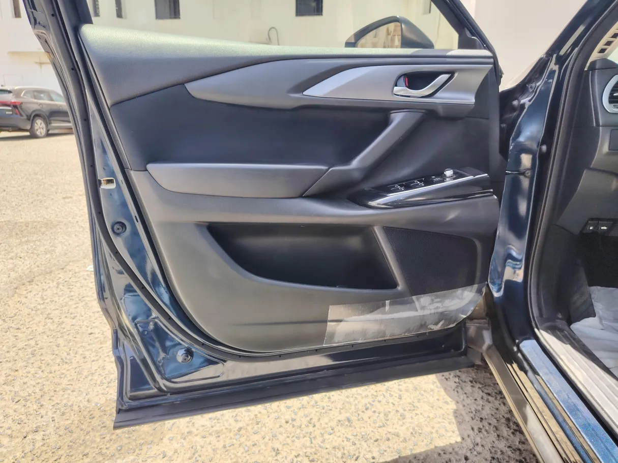 Car image 9