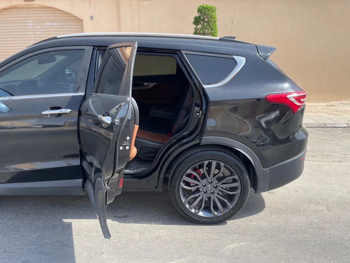 Car image 15