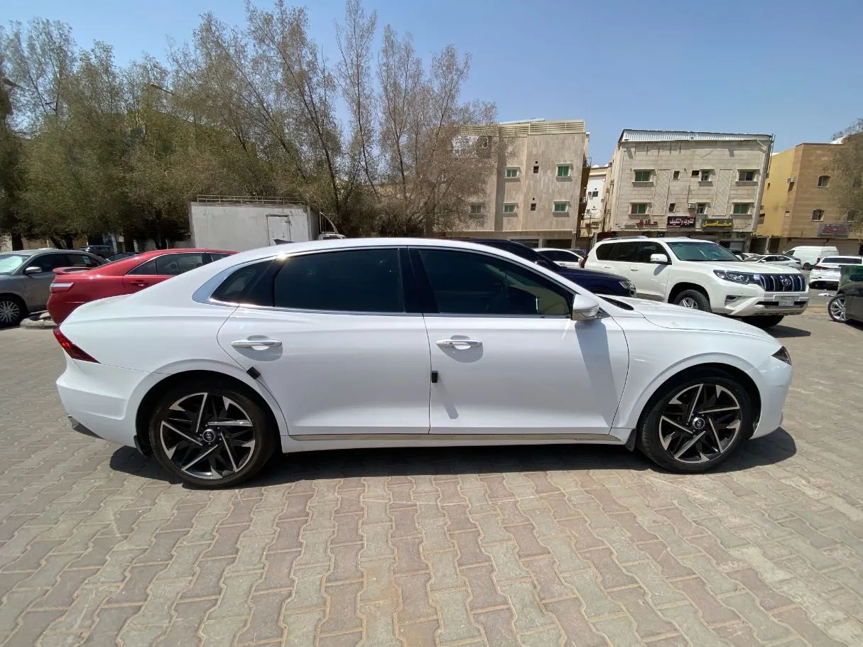 Car image 4
