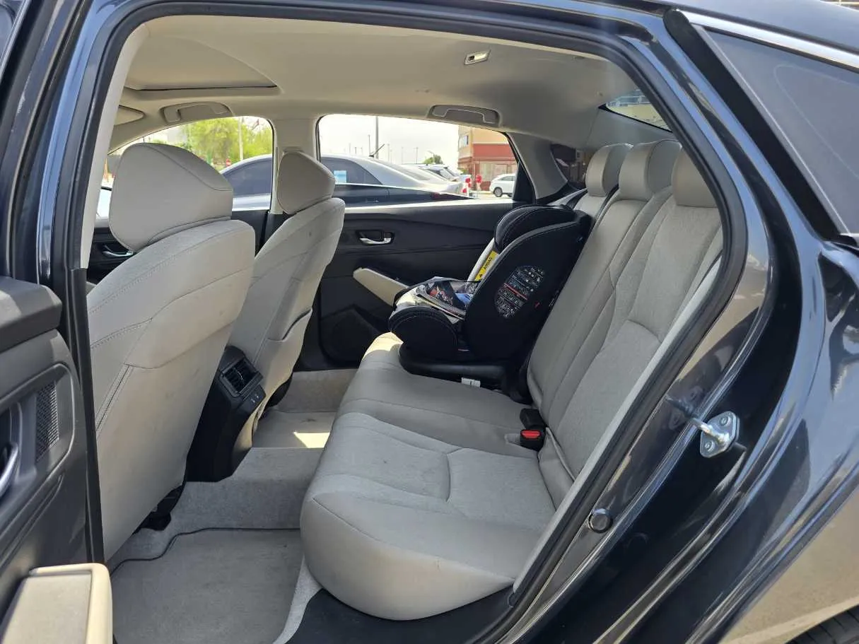 Car image 13