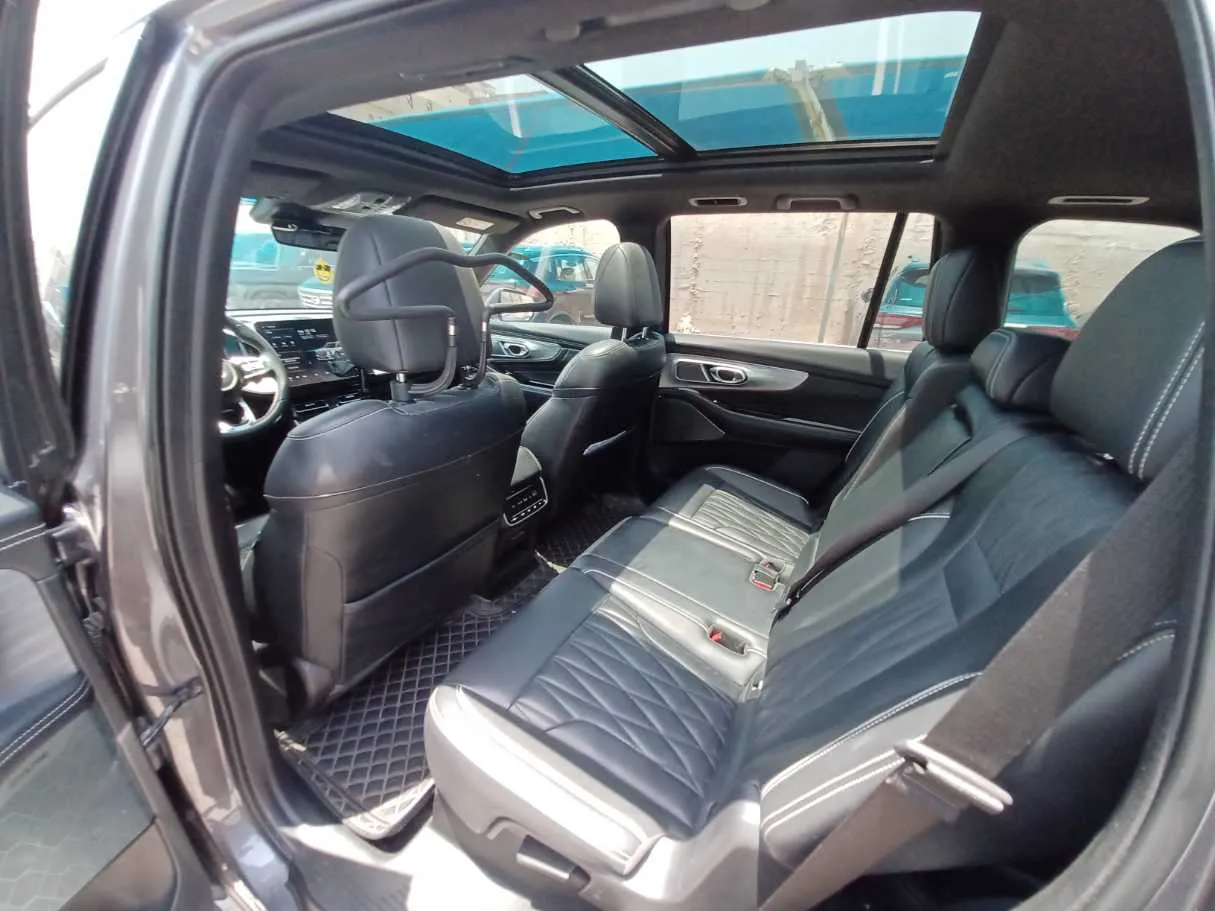 Car image 12