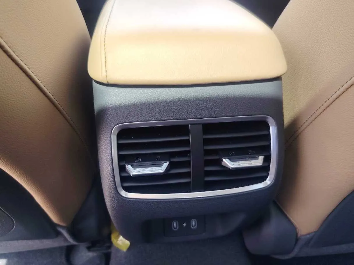 Car image 25