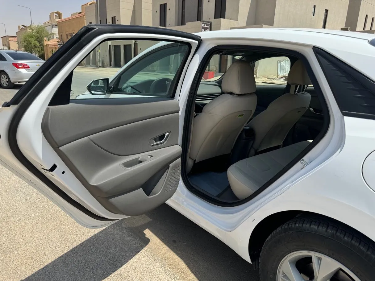 Car image 14