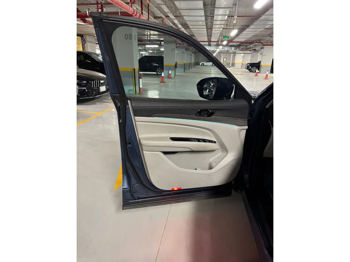 Car image 10