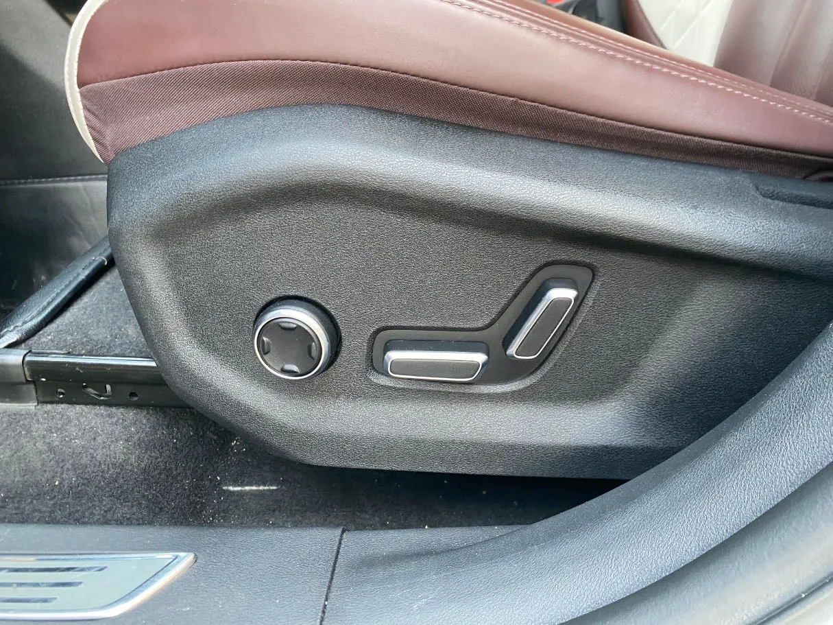 Car image 28