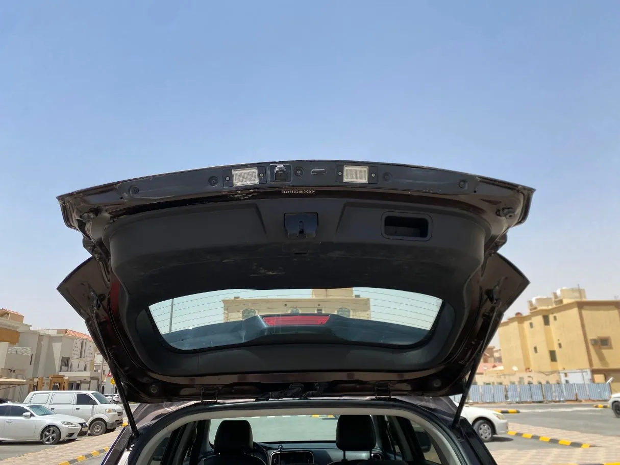 Car image 19