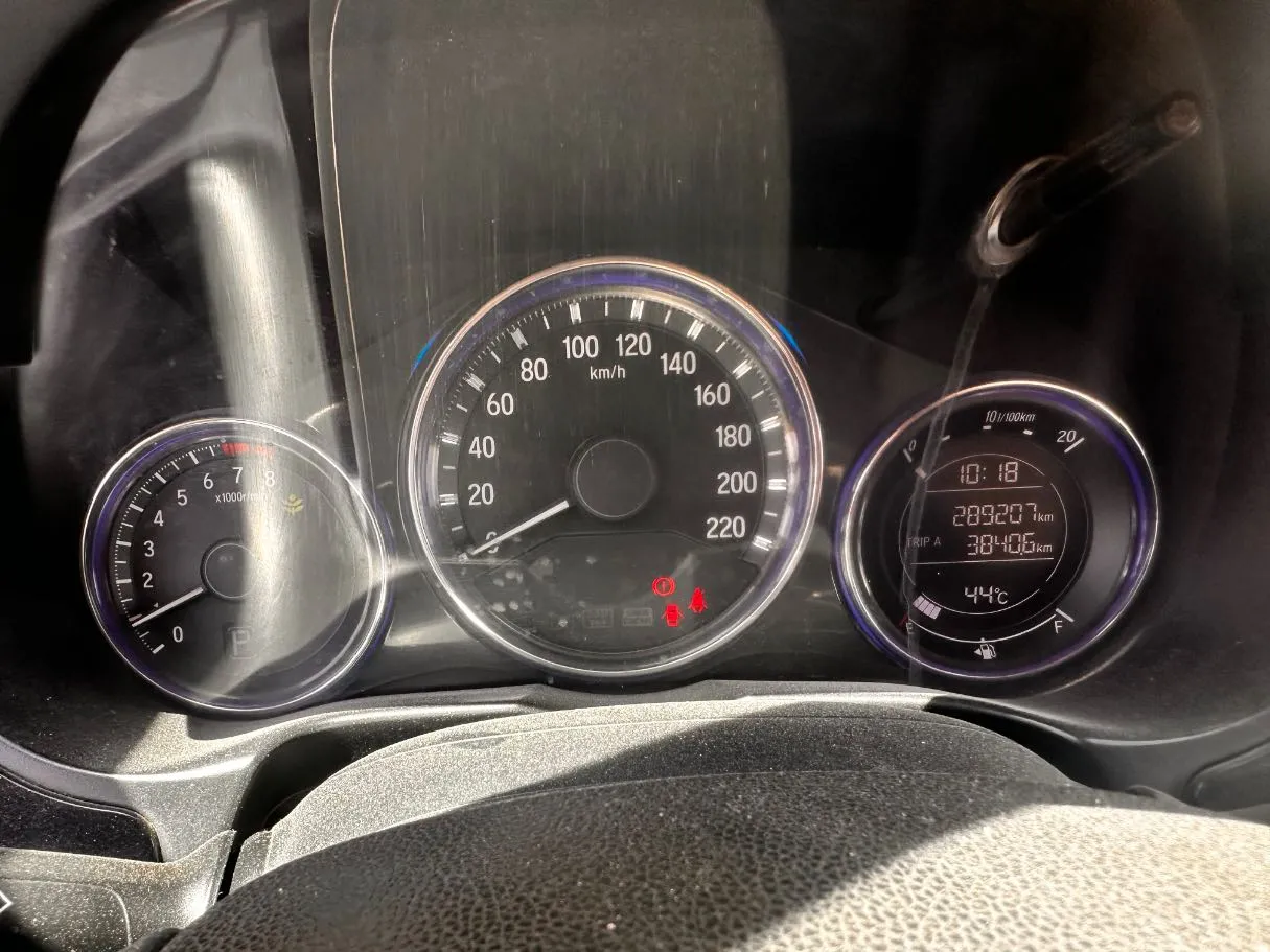 Car image 19