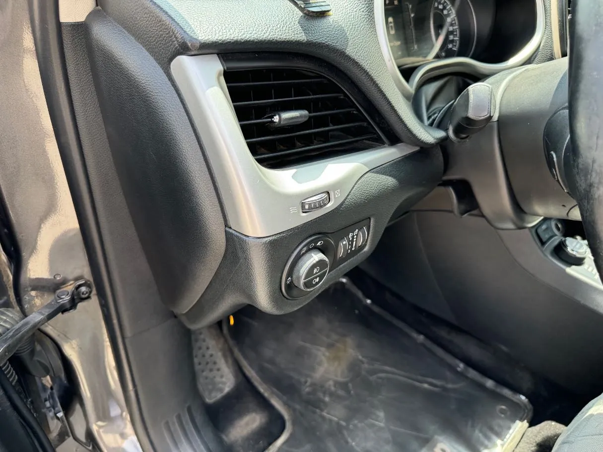 Car image 25