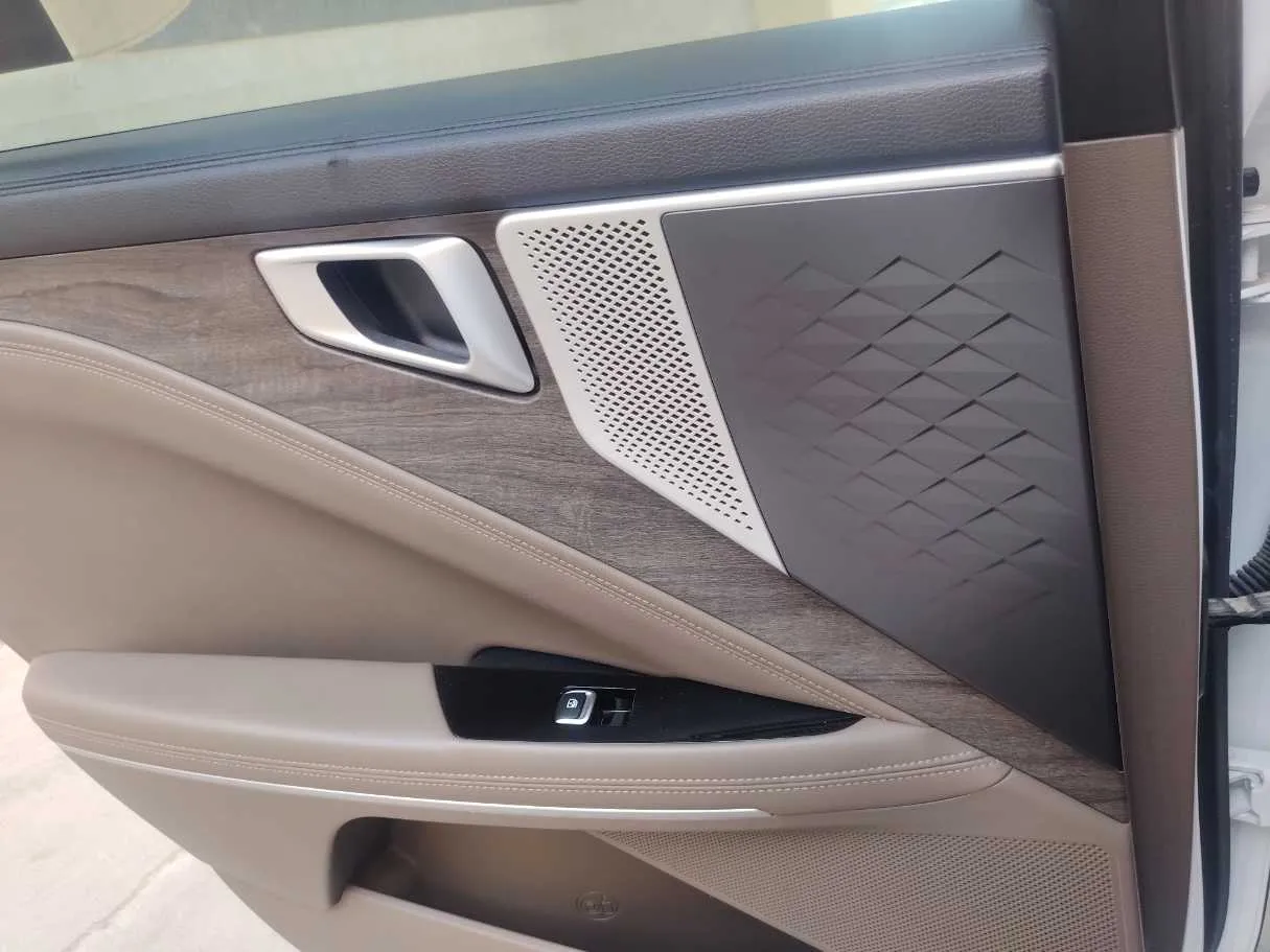 Car image 26