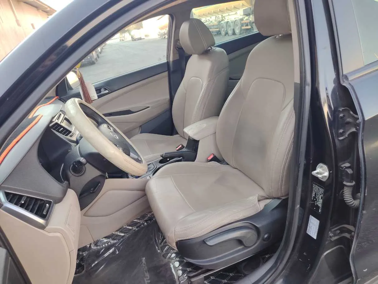 Car image 11