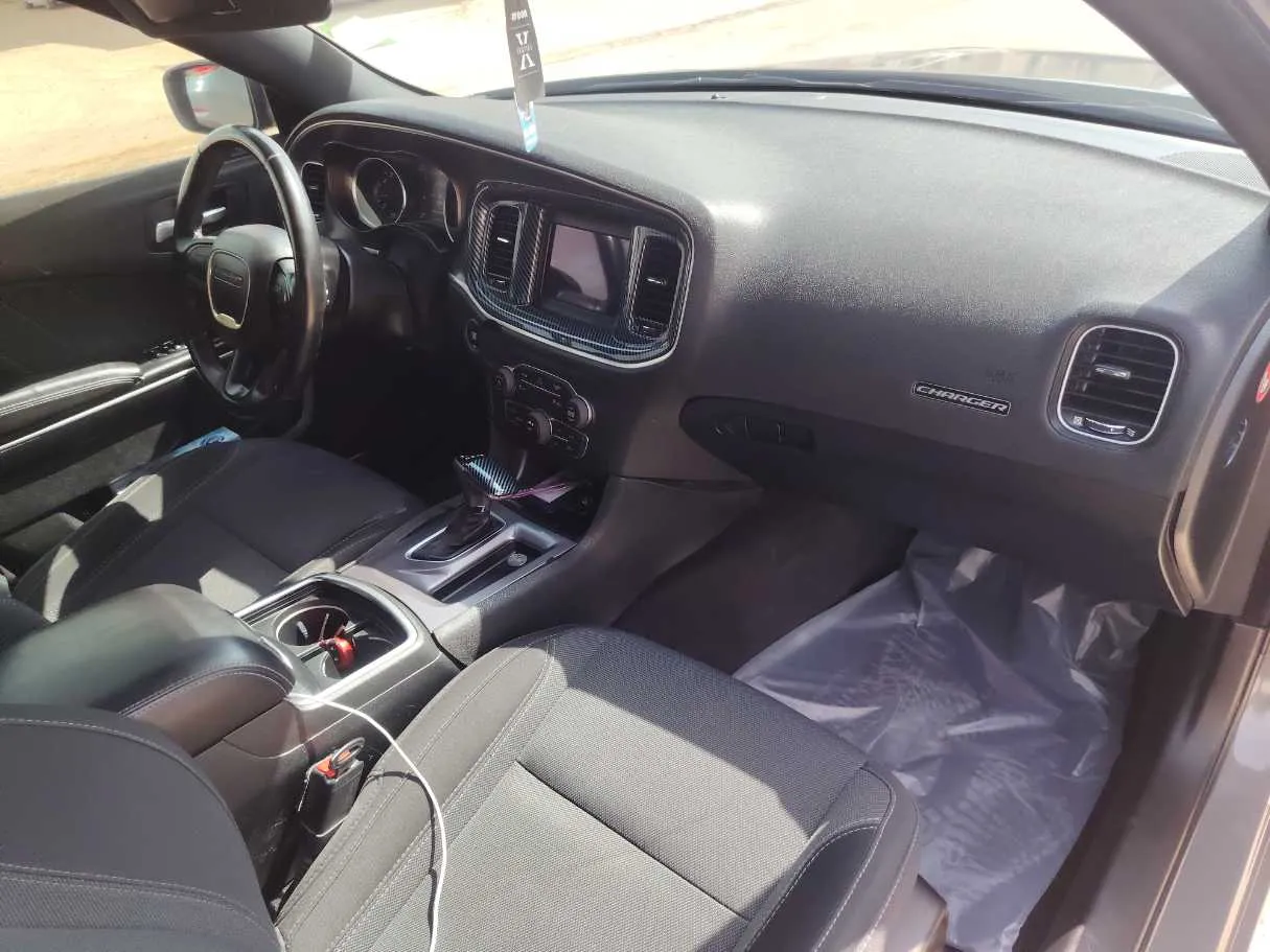 Car image 14