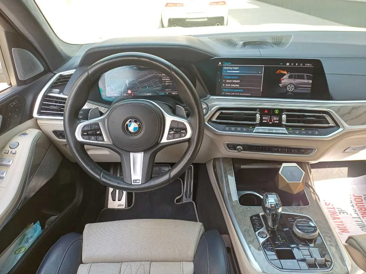 Car image 18
