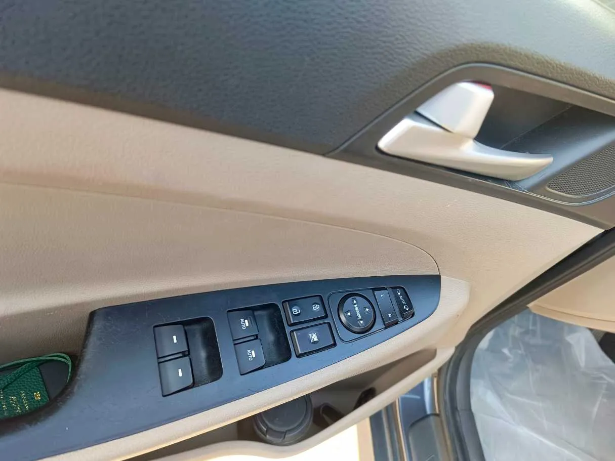 Car image 24