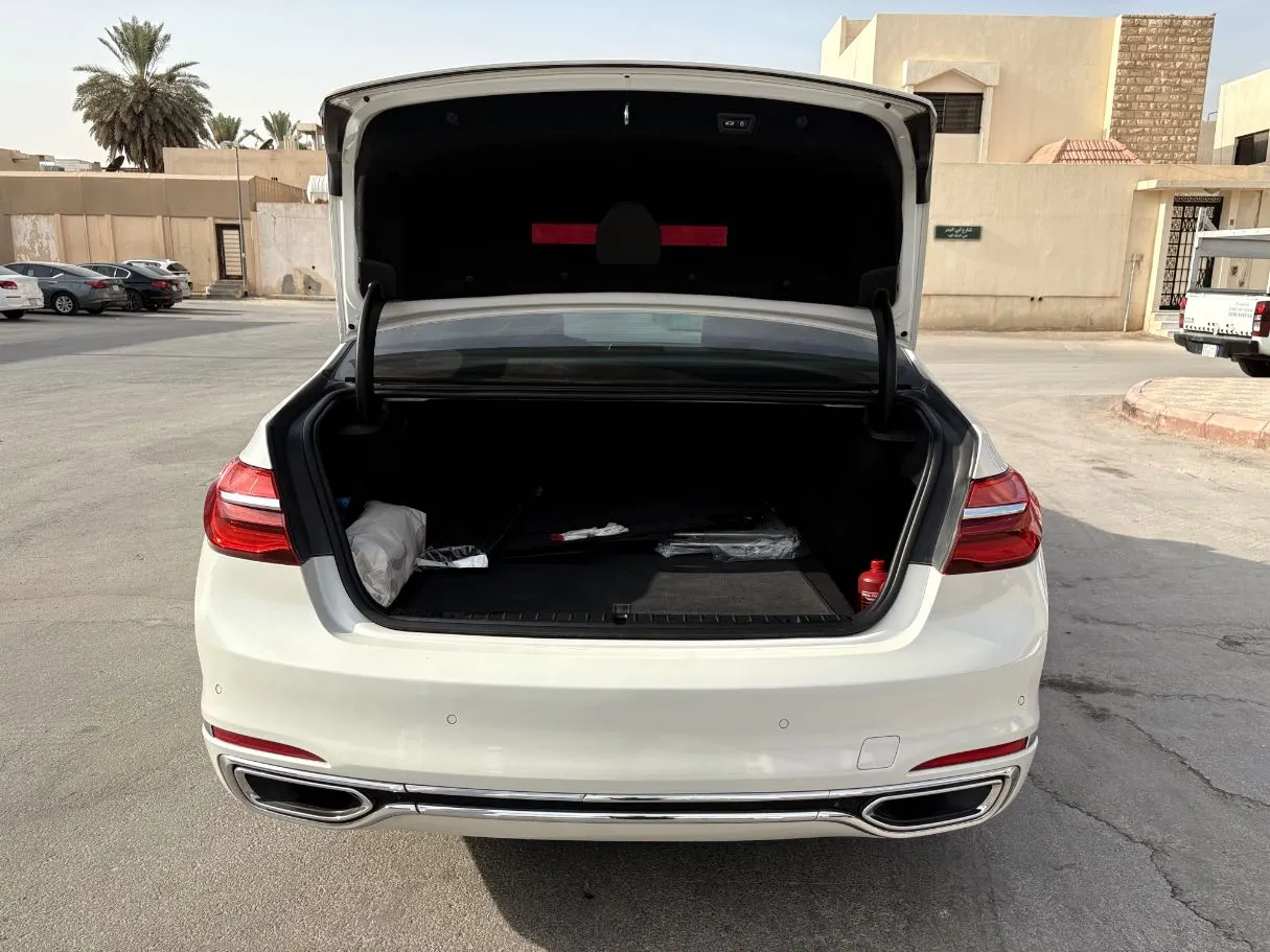 Car image 24