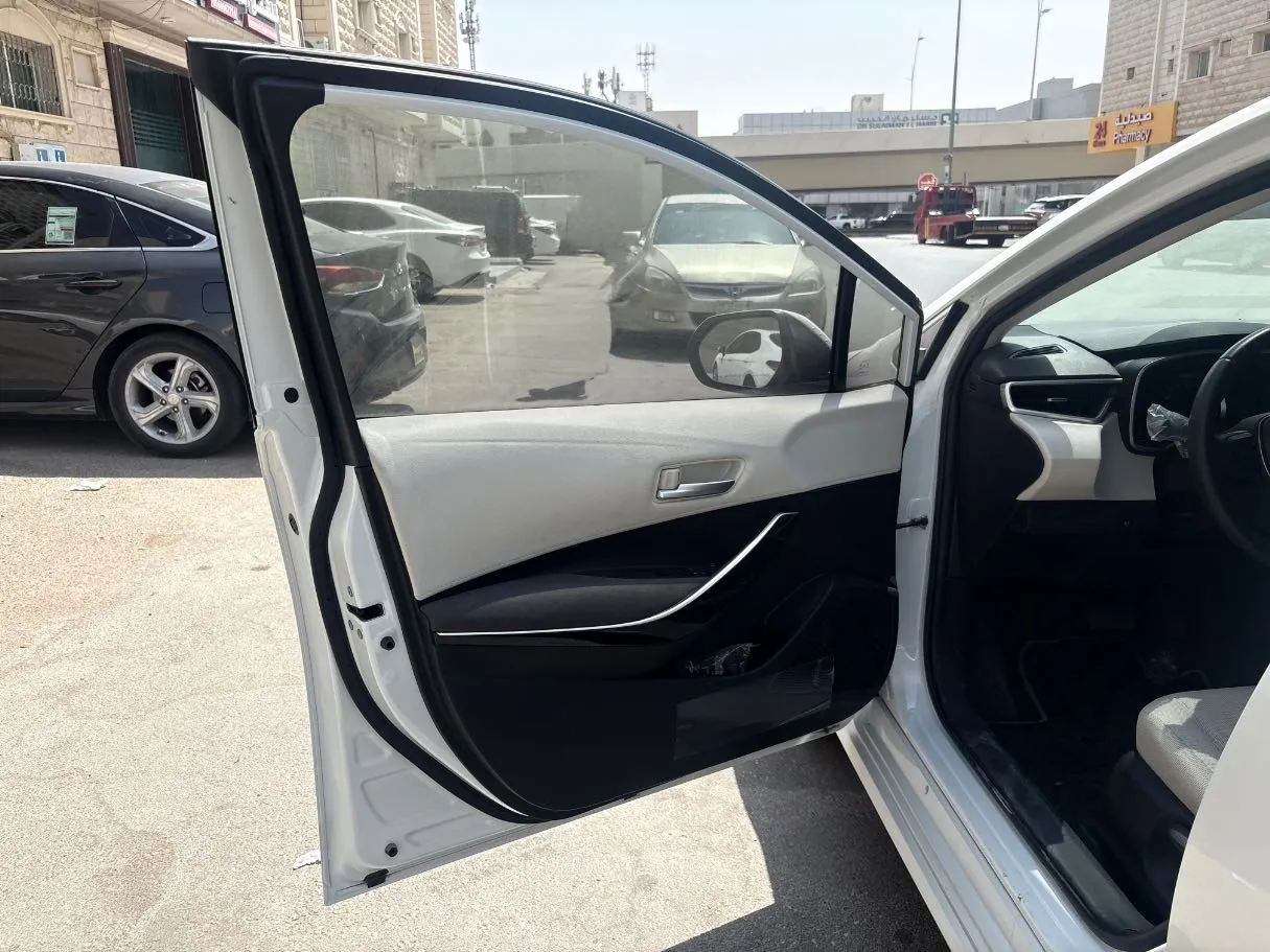 Car image 10