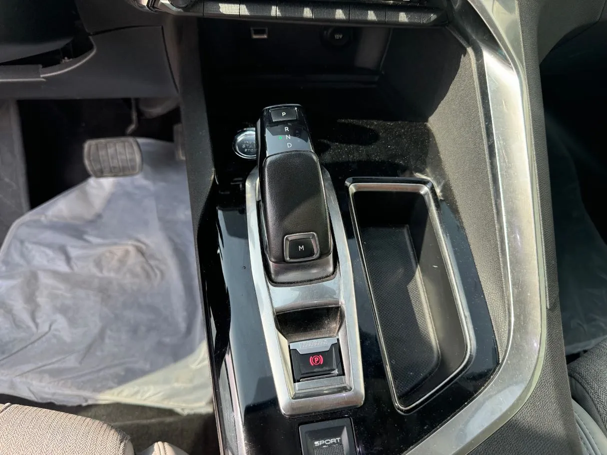 Car image 18