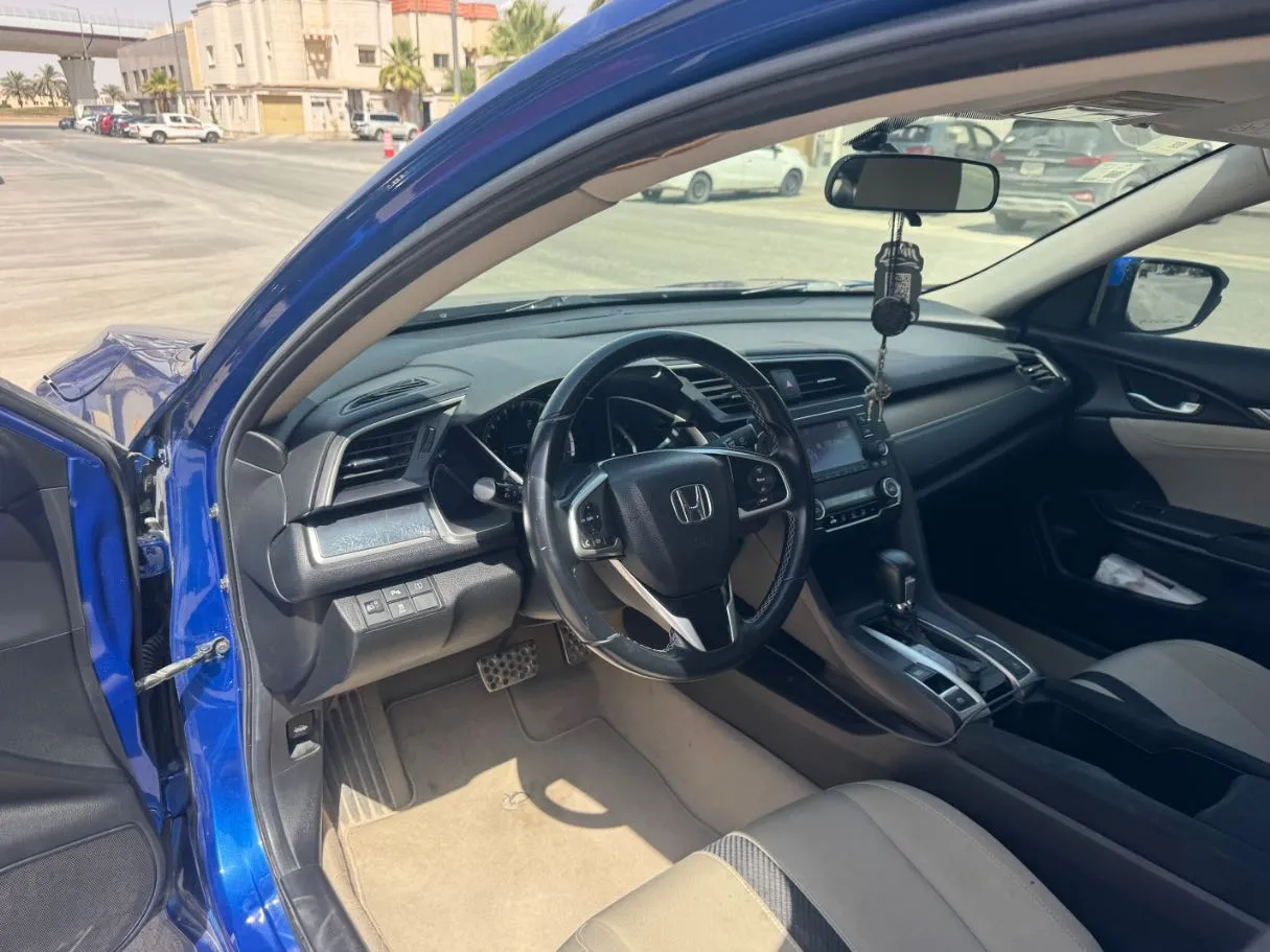 Car image 12