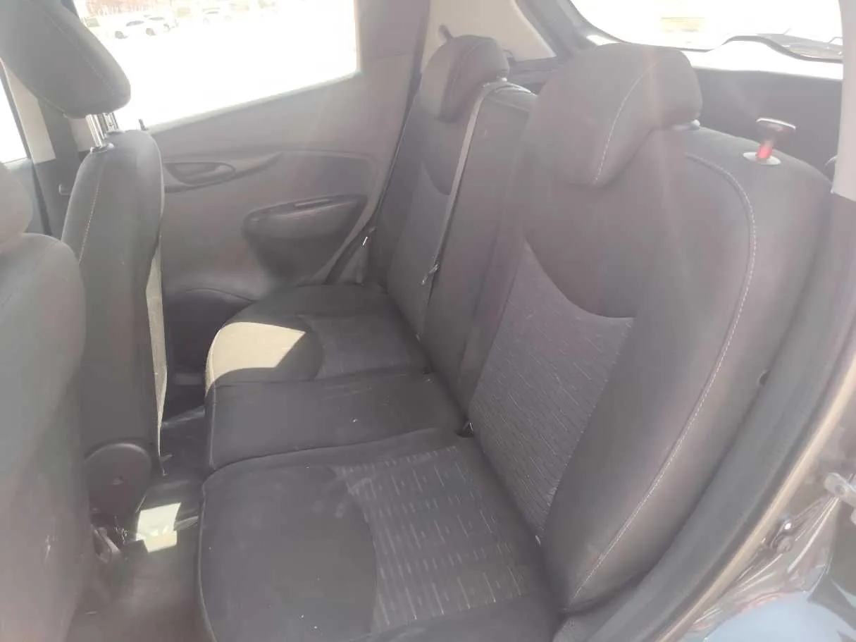 Car image 16