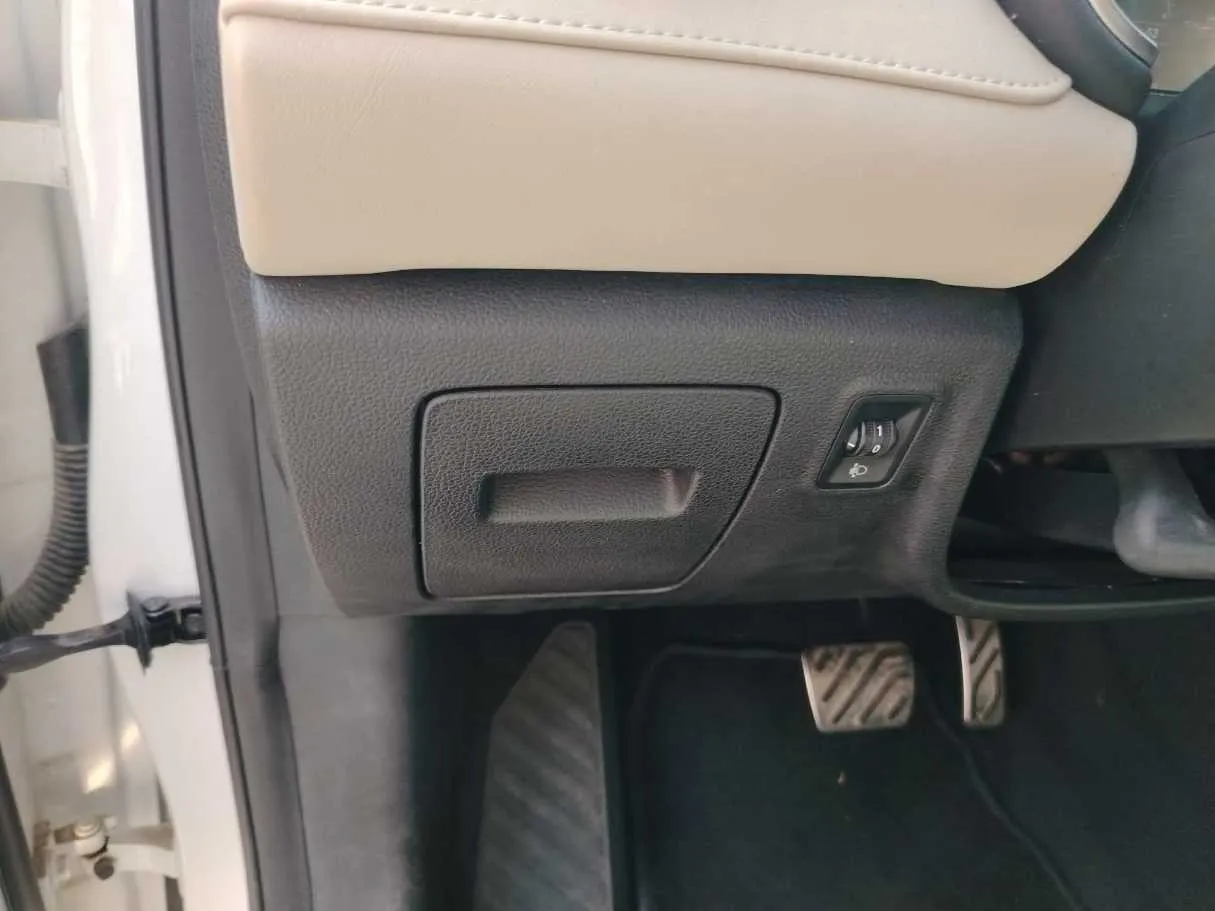 Car image 37