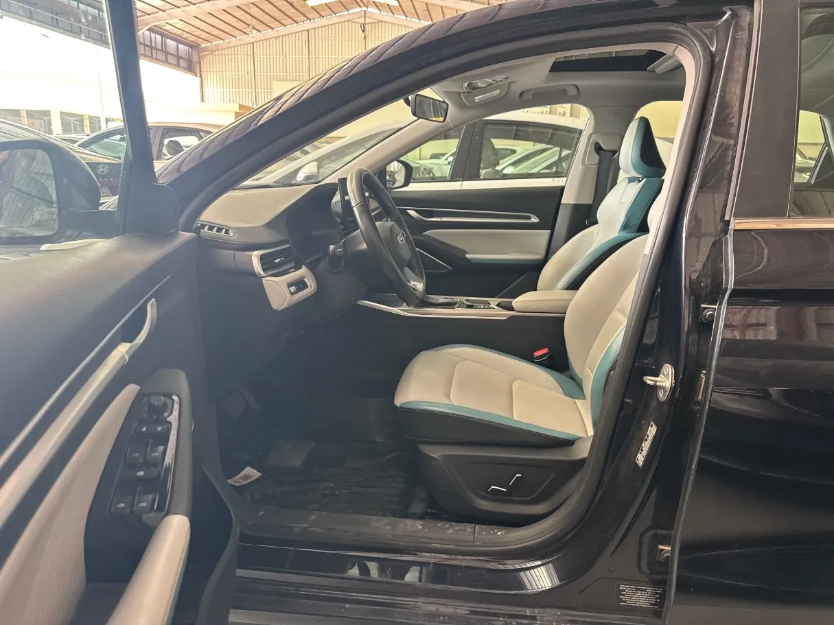 Car image 8